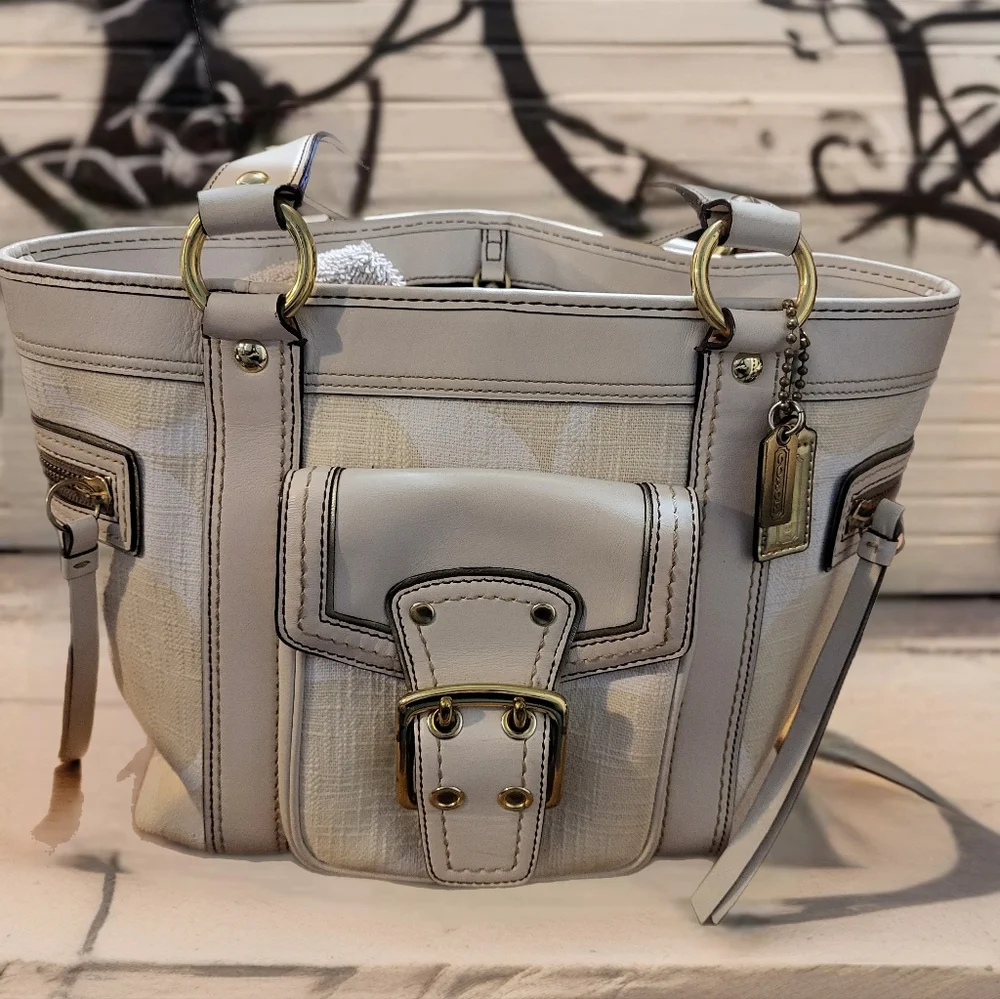 Coach Vintage GiGi Signature Tan And Off White Linen Combination. - Picture 8 of 8